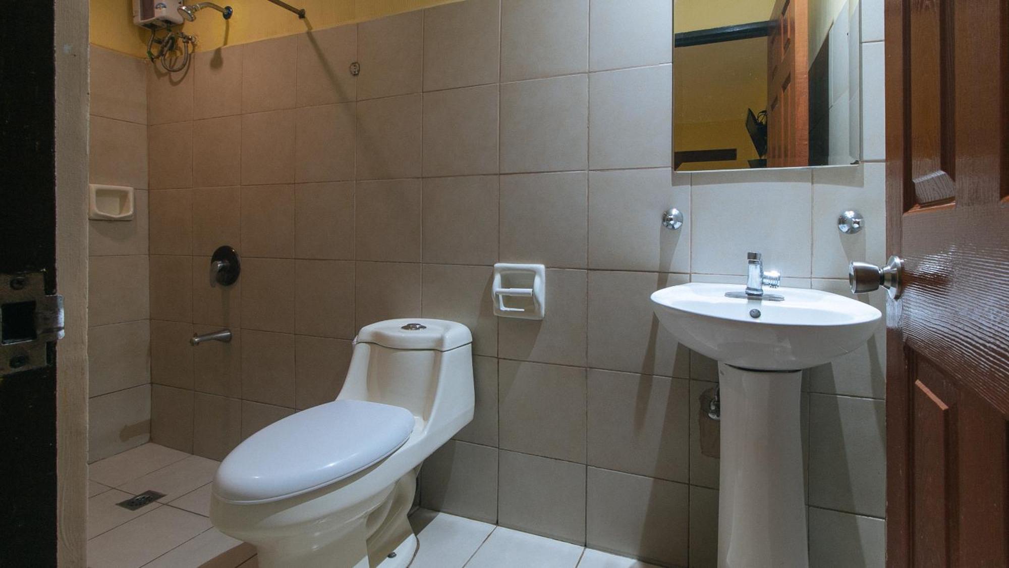 Reddoorz At Comfy Inn Ermita 马尼拉 外观 照片